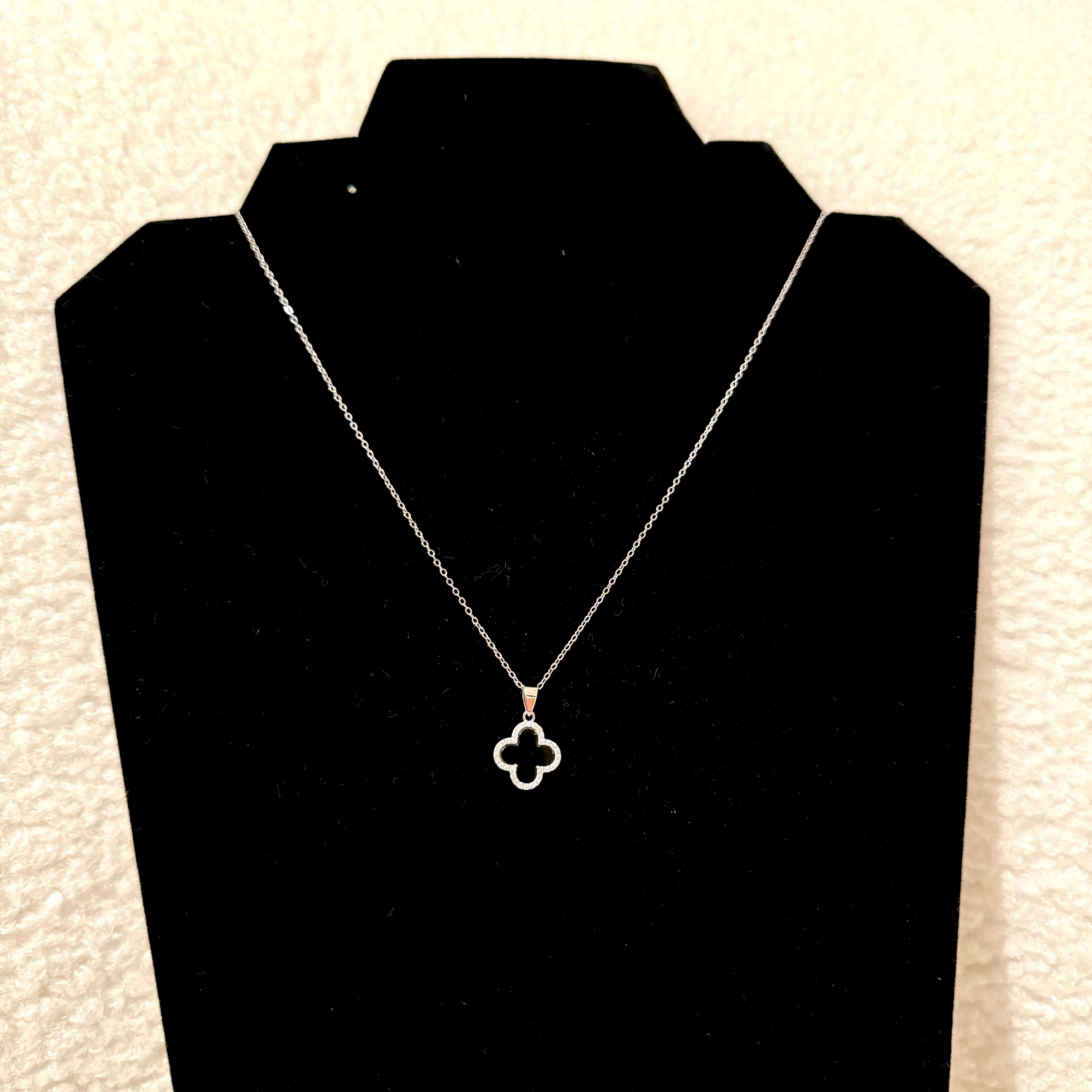 BLACK SILVER CLOVER NECKLES